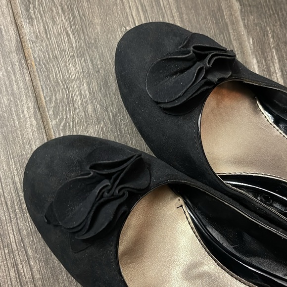 Croft & Barrow Sole(sense)ability heels. Faux Suede with Flower Embellish toe. - Picture 2 of 7